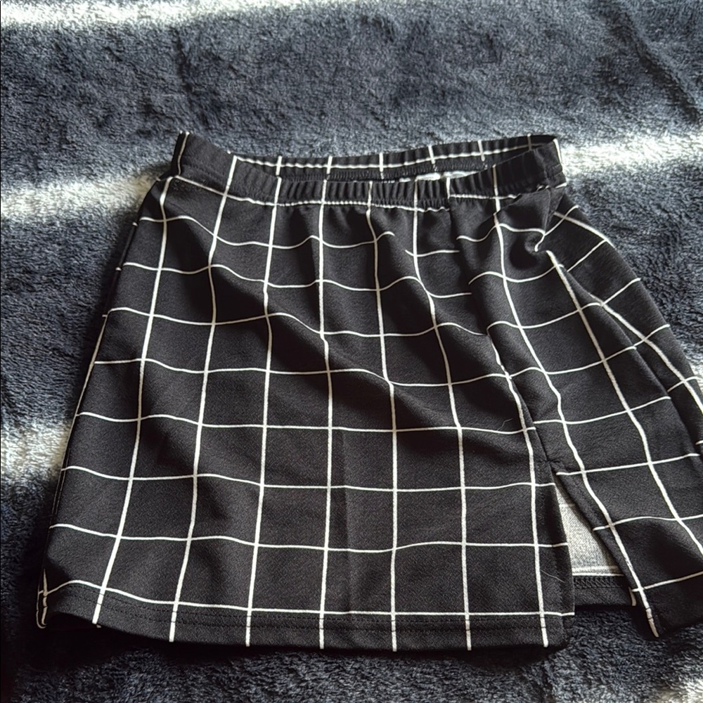 Black and White Grid Pattern Skirt with a slit